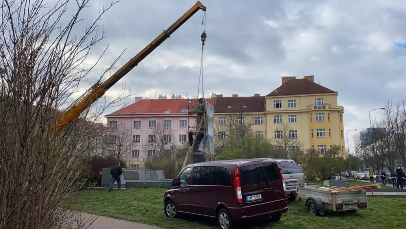 В Праге снесли памятник маршалу Коневу