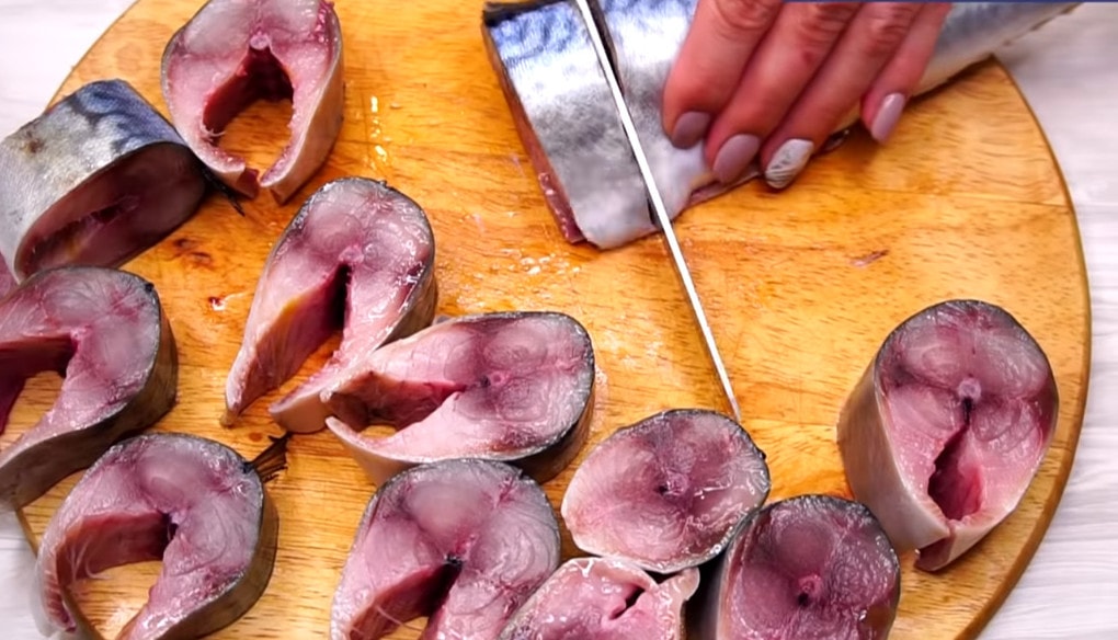 Вкусное блюдо из скумбрии можно есть как горячим, так и холодным Вкусное блюдо из скумбрии можно есть как горячим, так и холодным