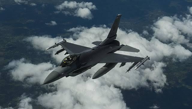 Российский Су-27 "отогнал" истребитель НАТО от самолета Шойгу над Балтикой