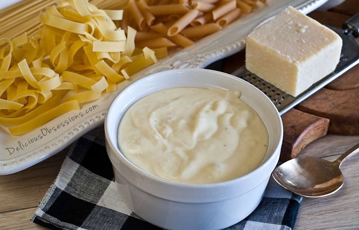 Соус Альфредо готовится на основе сыра Пармезан. / Фото: food.inmyroom.ru Соус Альфредо готовится на основе сыра Пармезан. / Фото: food.inmyroom.ru