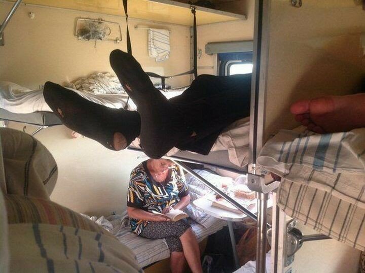 В Госдуме посоветовали пассажирам поездов вовремя менять носки и задумались о штрафах В Госдуме посоветовали пассажирам поездов вовремя менять носки и задумались о штрафах ynews, госдума, курение, опрос, поезж, ржд, тамбур, штрафы
