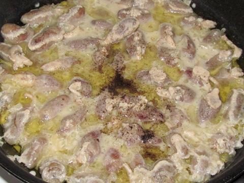 Куриные сердечки в сметане