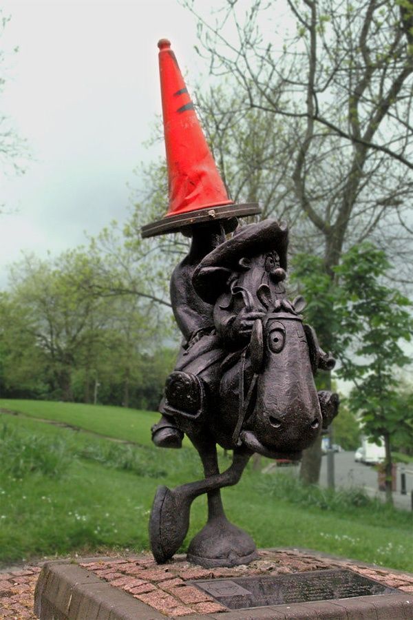 30 самых абсурдных скульптур в мире (29 фото)