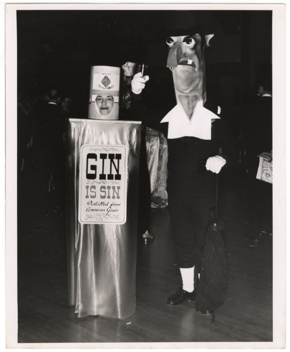 Джин – это грех, Калифорния, 1950 год. Автор: Arthur Fellig (Weegee). Джин – это грех, Калифорния, 1950 год. Автор: Arthur Fellig (Weegee).