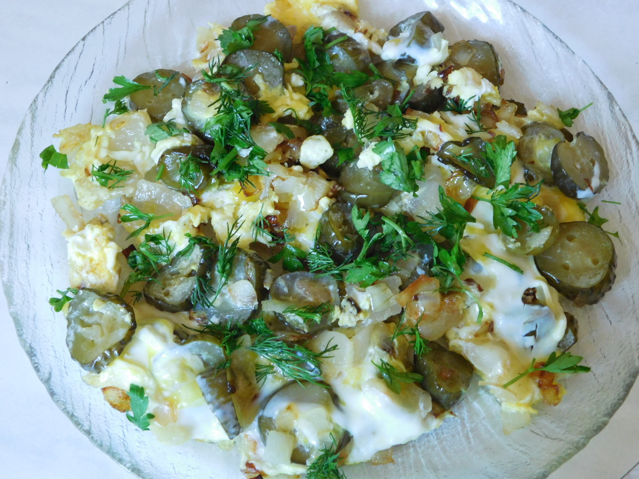 Яичница с салом, луком и солеными огурцами — Похвастушка