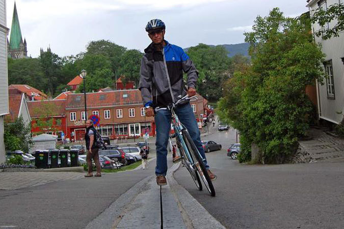 Первый в мире велосипедный лифт помогает жителям Норвегии подниматься на холм