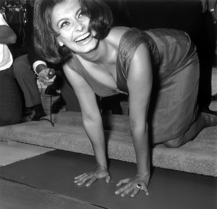 Sophia Loren gave her first fee to her father so that her sister could bear his last name. But the actress herself became famous under the pseudonym 