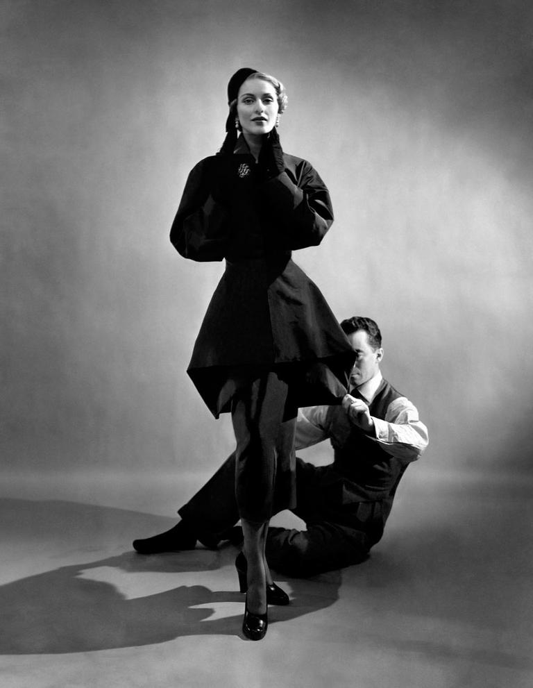 Чарльз Джеймс с моделью, 1948 год.jpg Чарльз Джеймс с моделью, 1948 год.jpg
