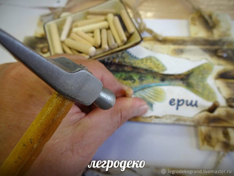 Ключница из деревянного ящика