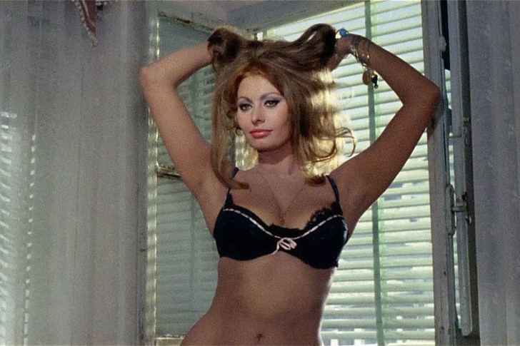 Sophia Loren gave her first fee to her father so that her sister could bear his last name. But the actress herself became famous under the pseudonym 