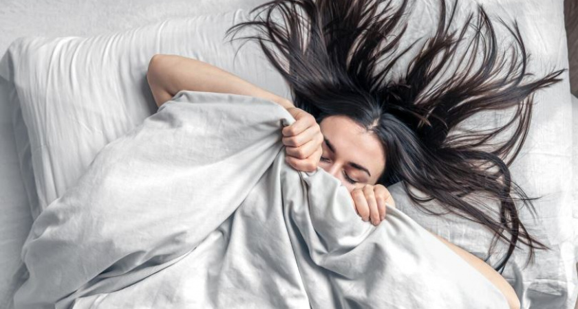 Перечислены неприятные последствия привычки спать с мокрыми волосами