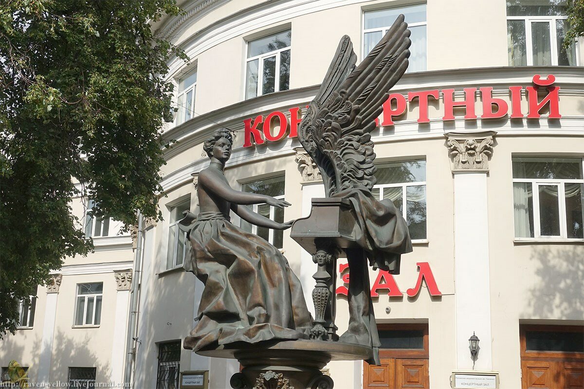 Памятник Е. Ф. Гнесиной - работа А. Н. Бурганова.