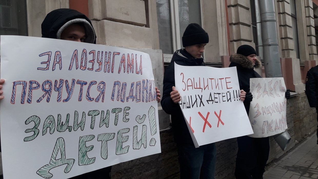 Пикетировавшая штаб Навального учительница создаст движение в защиту детей