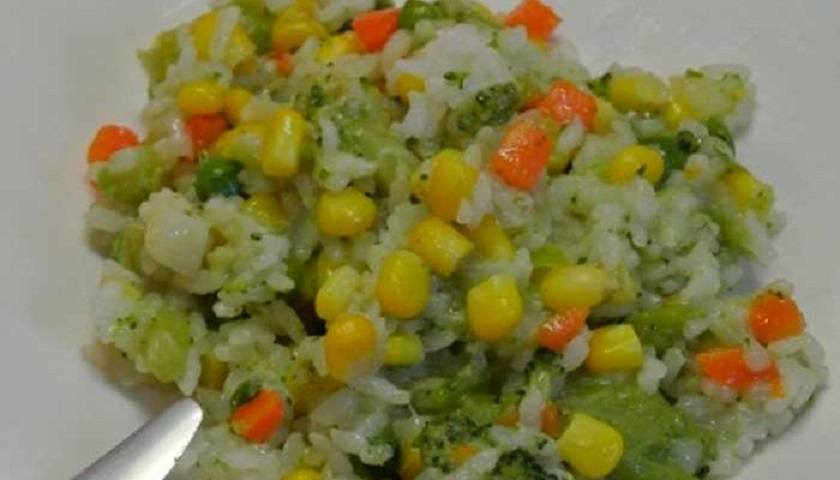 Постный рис с овощной смесью: вкусный ужин после трудового дня