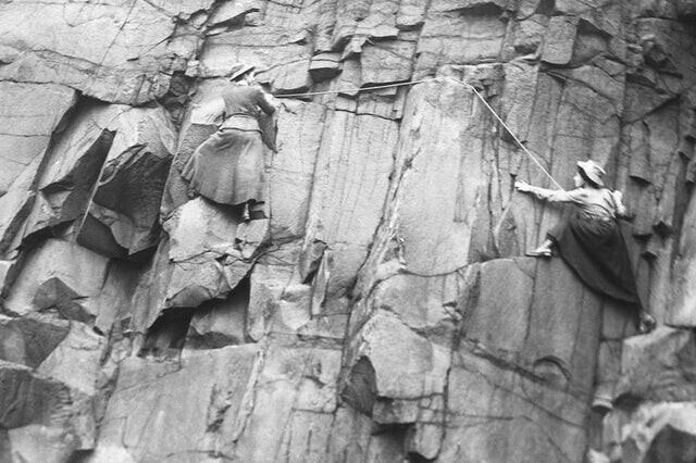 Члены женского клуба скалолазания в Шотландии лезут по скале, 1908 год История: крайне наглядно и убедительно
(16 фото)