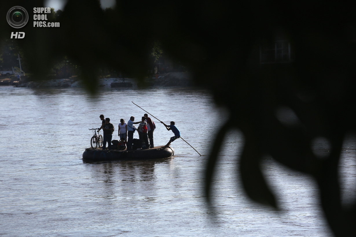Мексика. Талисман, Чьяпас. 1 августа. Группа гватемальских нелегальных иммигрантов плывёт по реке Сучьяте. (John Moore/Getty Images)