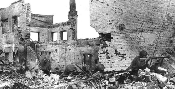 Советские солдаты ведут бой на руинах сталинградских домов.