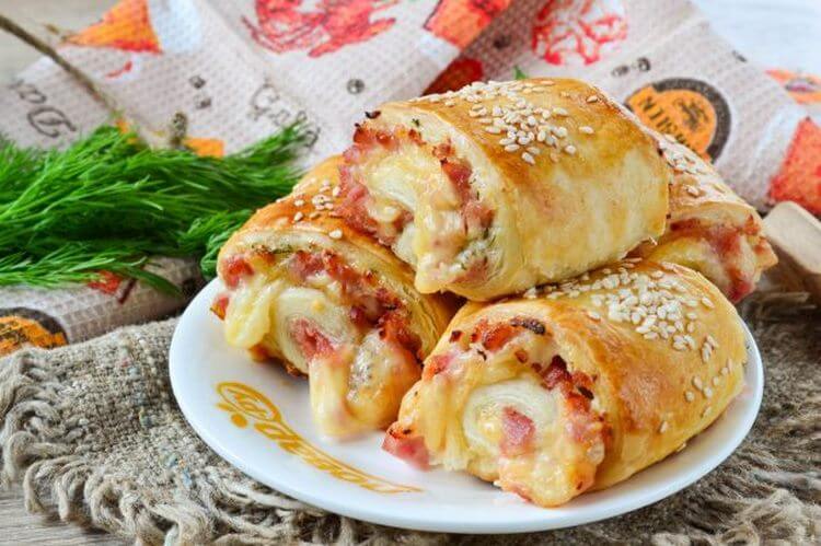 Быстрые слойки-рулетики с ветчиной и сыром Быстрые слойки-рулетики с ветчиной и сыром