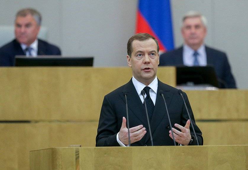 Без сенсаций: почему депутаты пощадили Медведева за провальные реформы? Без сенсаций: почему депутаты пощадили Медведева за провальные реформы?