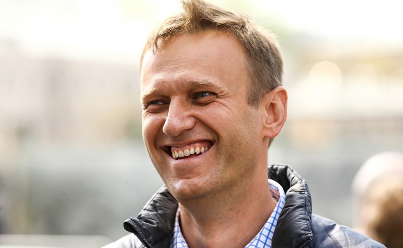 Алексею Навальному разрешили выезжать за границу