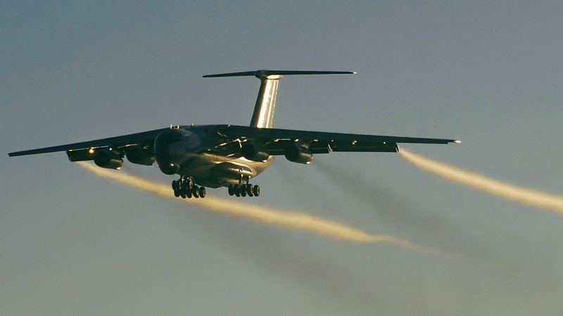 Появилось видео того, как Ил-76 сбросил 40 тонн воды на сотрудников ДПС в Ногинске