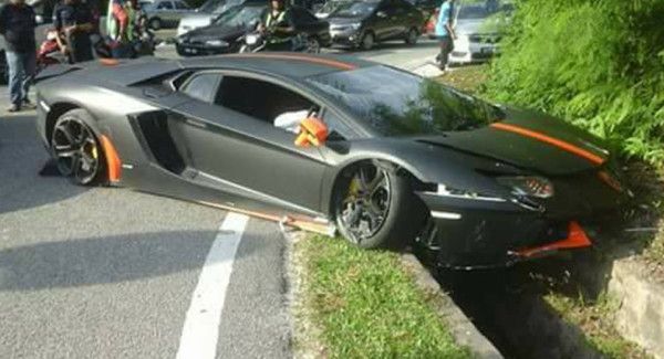 Lamborghini Huracan заехал под Honda Civic