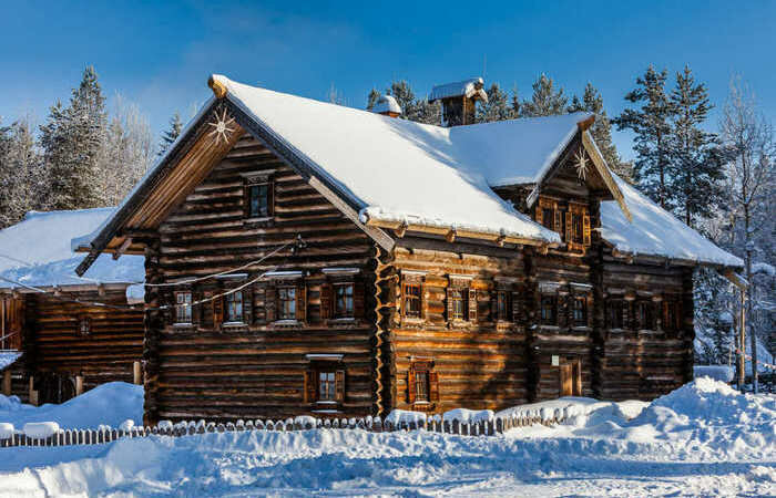 Почему у многих домов на Урале двери открываются не наружу, а внутрь