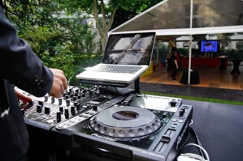 В Будапеште можно послушать музыку всех стилей и направлений разом В Будапеште можно послушать музыку всех стилей и направлений разом