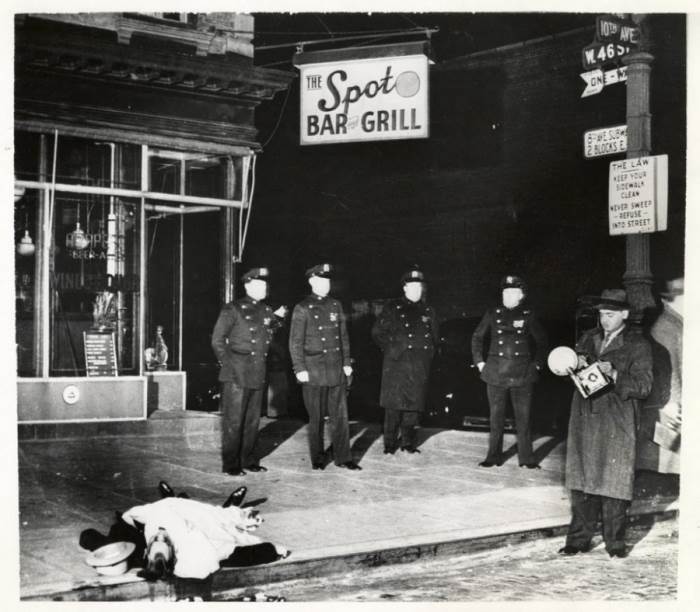 Виджи на месте убийства. Автор: Arthur Fellig (Weegee). Виджи на месте убийства. Автор: Arthur Fellig (Weegee).