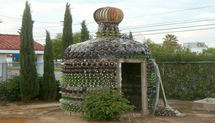 Украинский умелец построил на даче дворец из пустых бутылок из-под шампанского