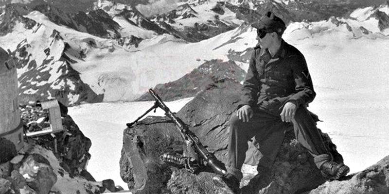 Бой за «Приют 11» и командир, вернувшийся через 70 лет Бой за «Приют 11» и командир, вернувшийся через 70 лет
