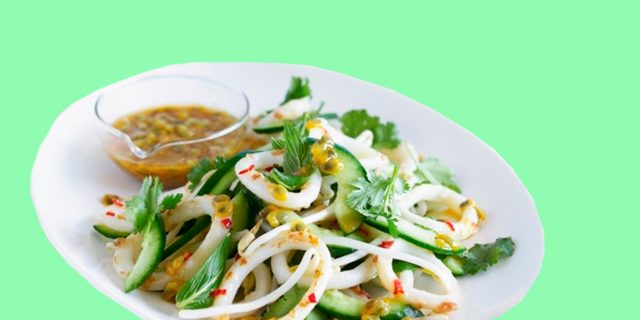 Как приготовить салат с кальмарами и свежими огурцами