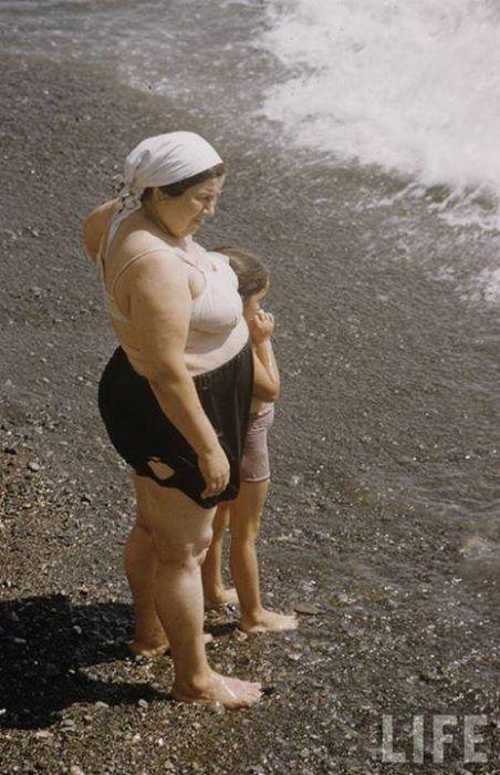 Купальщицы крымских пляжей в 20 - 50 годы XX века (19 фото) Купальщицы крымских пляжей в 20 - 50 годы XX века (19 фото)