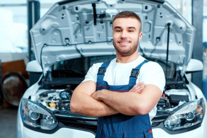 automechaniker-IAKOBCHUK-VIACHESLAV-shutterstock_256945759 У семейной пары сломался автомобиль возле парковки продуктового магазина.