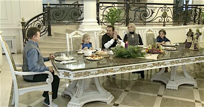 Тимур Кизяков в белых тапочках в гостях у Стаса Михайлова. Фото: Первый канал.