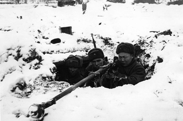 Расчёт противотанкового ружья ПТРД-41 на позиции во время битвы за Москву. Московская область, зима 1941 1942 года