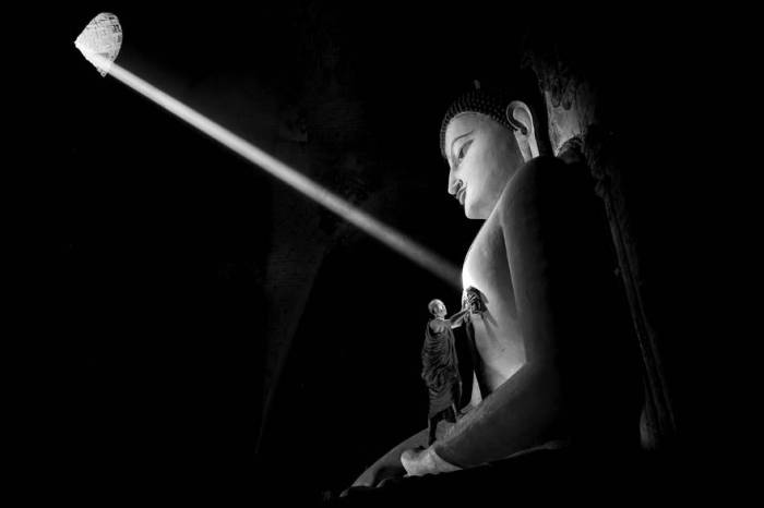 Монах чистит огромную статую. Автор фотографии: Gunarto Gunawan (Гунарто Гунаван). Монах чистит огромную статую. Автор фотографии: Gunarto Gunawan (Гунарто Гунаван).
