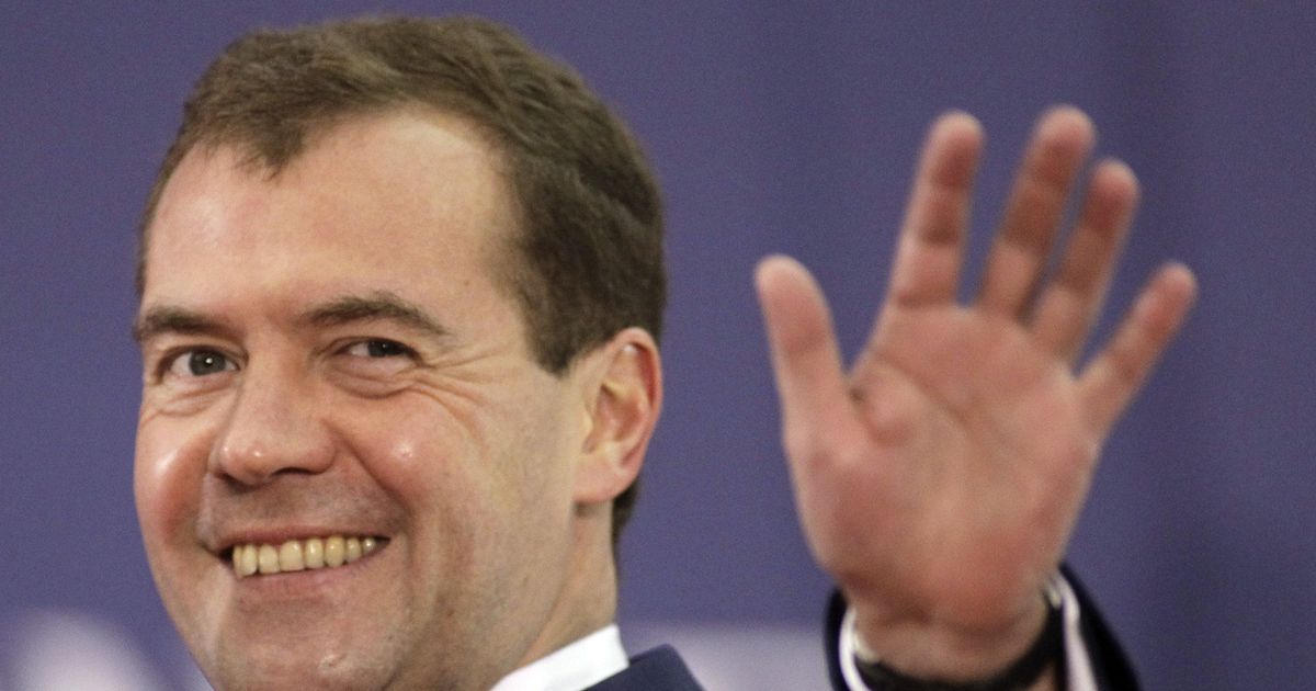Медведев: наш ответ на санкции — нанять миллион новых чиновников и обязать россиян жить по средствам Медведев: наш ответ на санкции — нанять миллион новых чиновников и обязать россиян жить по средствам