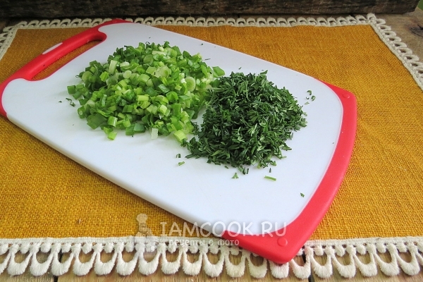 Порезать лук и укроп