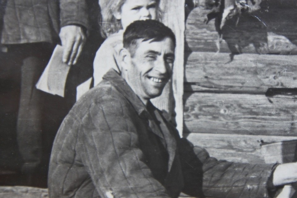 ÐаÑилий ÐÑоÑ
алев поÑле войнÑ, Ñ Ð´Ð¾Ð¼Ð° в деÑевне ÐомаÑово.