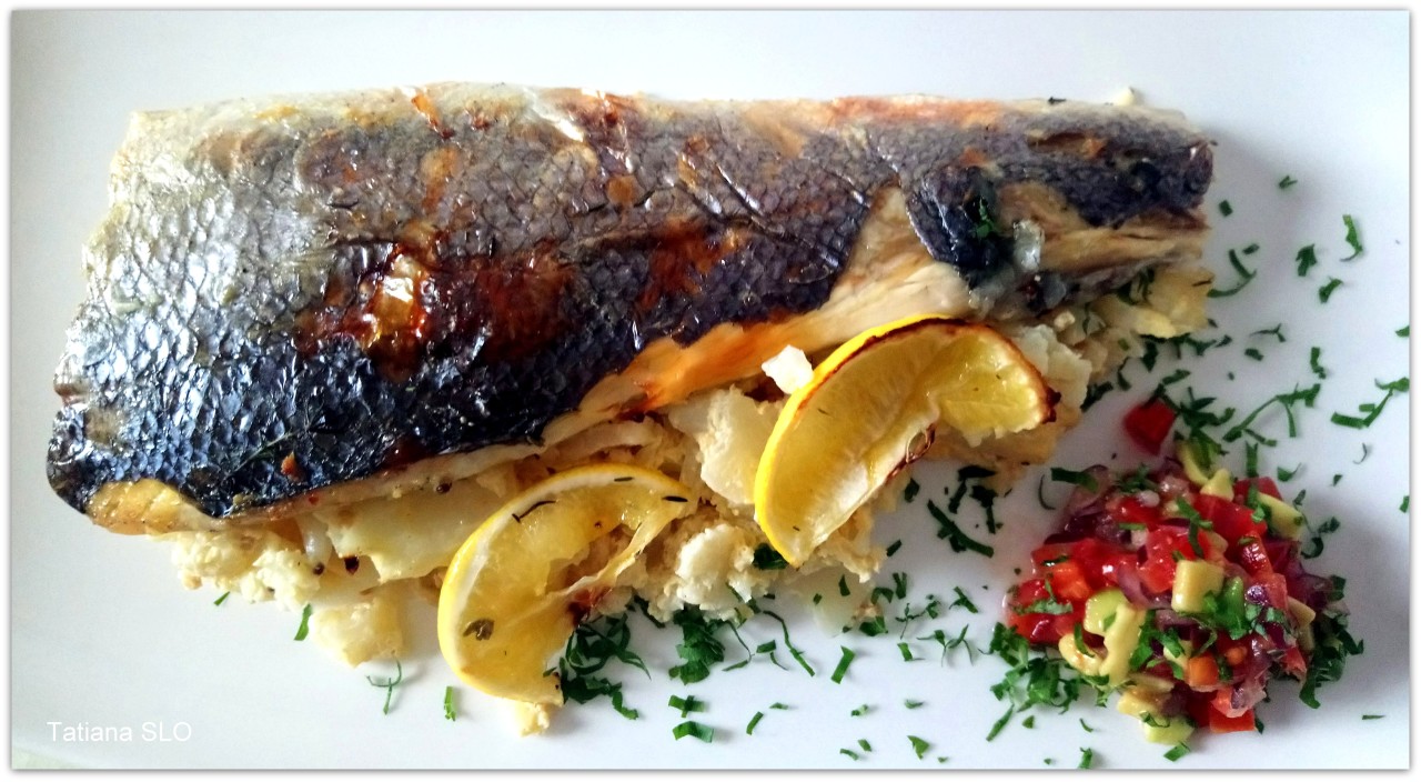 Красный морской окунь, запеченный в духовке с овощами Красный морской окунь, запеченный в духовке с овощами