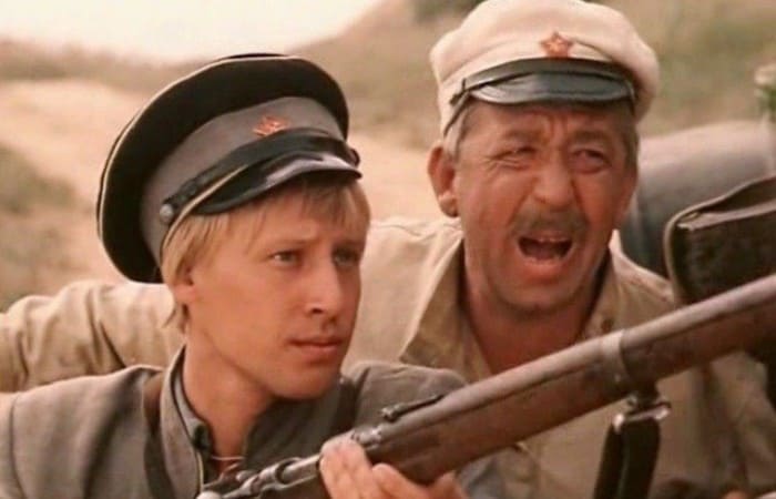 Дмитрий Харатьян и Борислав Брондуков в фильме *Зеленый фургон*, 1983 | Фото: e-news.su Дмитрий Харатьян и Борислав Брондуков в фильме *Зеленый фургон*, 1983 | Фото: e-news.su