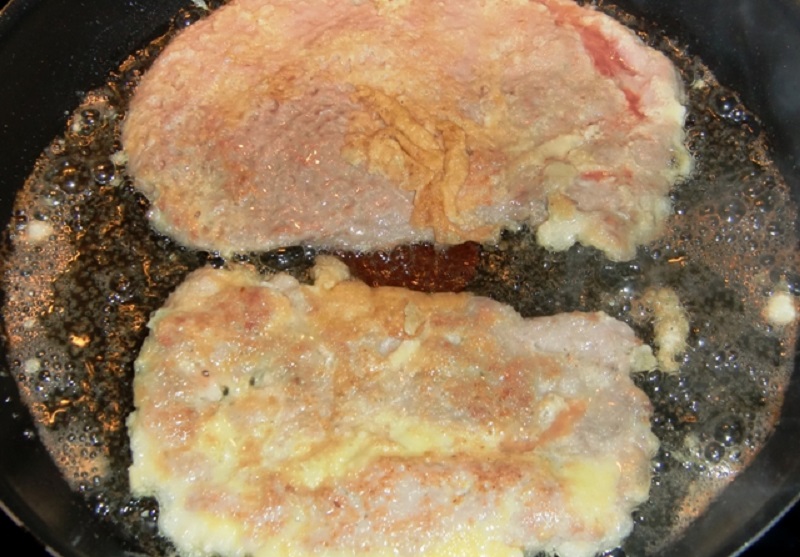 Покупаю мясную вырезку режу на кусочки и готовлю кляр… Эконом-блюдо на все времена