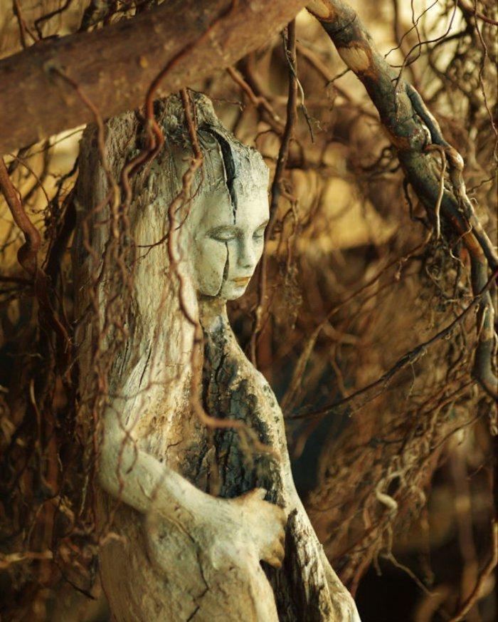 Духи природы в скульптурах посреди леса