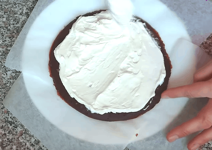Он сладкий, и его пекут на сковородке. Блин? Нет, торт! Он сладкий, и его пекут на сковородке. Блин? Нет, торт!