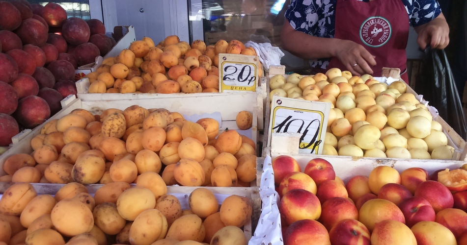 abrikosy na rynke
