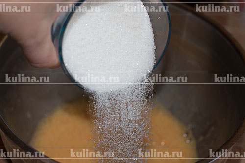 Шарлотка со сливой Всыпать в массу сахарный песок.