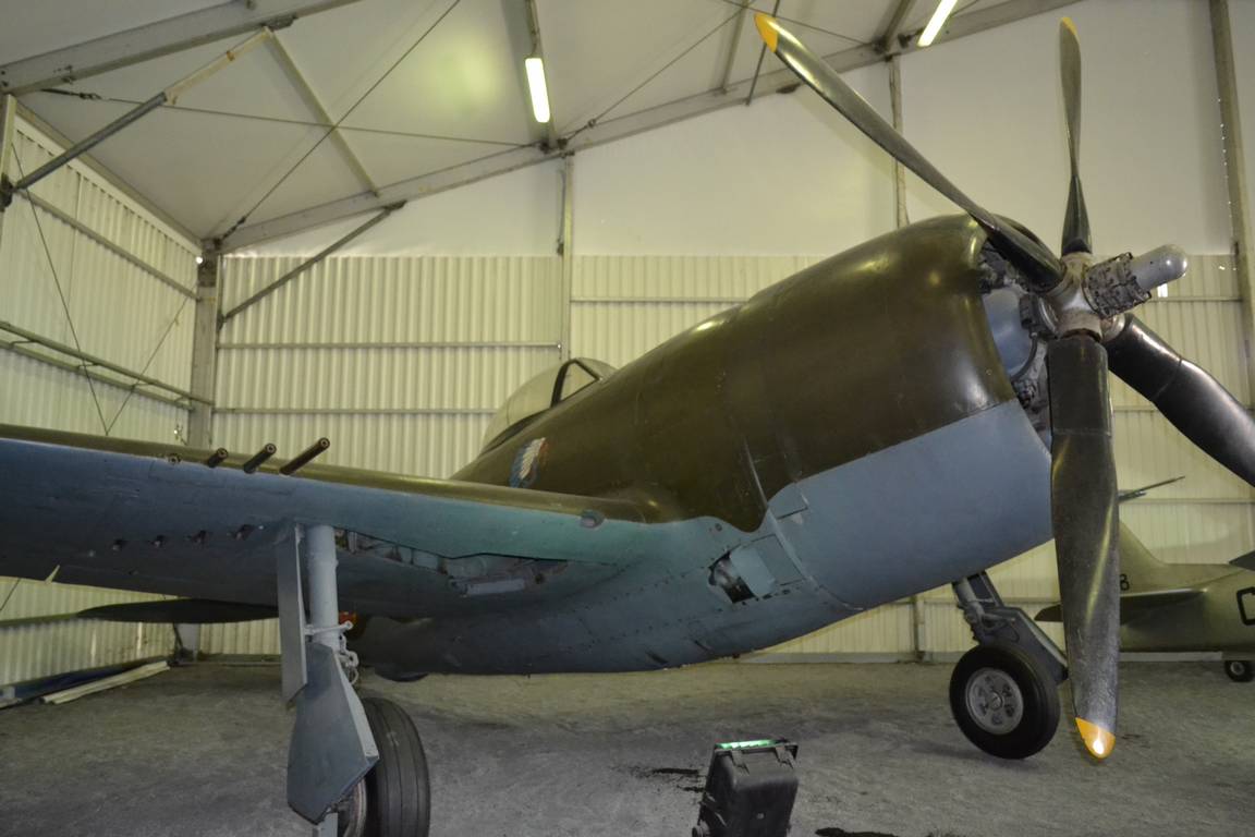 Хранящийся в Ле-Бурже экземпляр истребителя Republic P-47 Thunderbolt несет французскую окраску с эмблемой в виде головы индейца – когда-то такой рисунок украшал самолеты первых американских истребительных эскадрилий. В годы I мировой войны Америка сама не производила истребителей, а покупала их во Франции