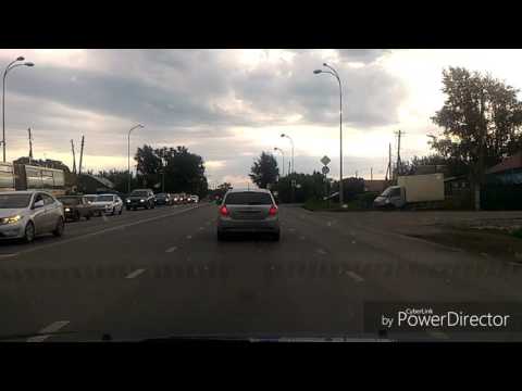 БТР снес легковушку на перекрестке в Кемерово (видео)