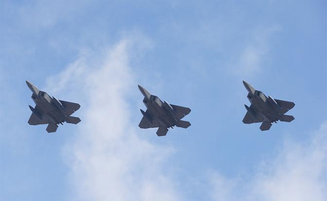 На фото: истребители ВВС США F-22 Raptor